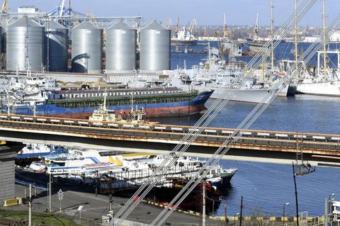 Getreidesilos im Hafen von Odessa