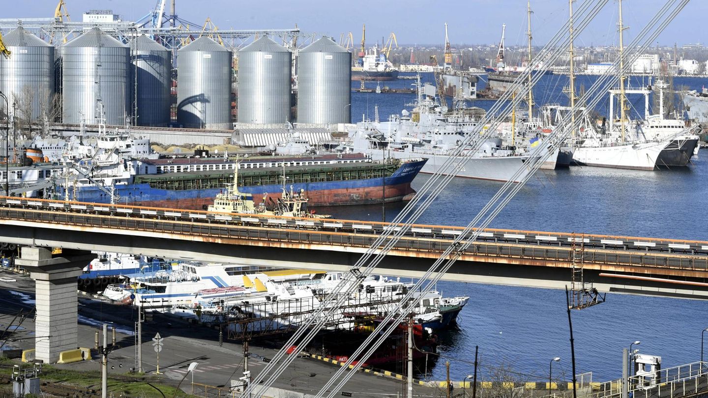 Getreidesilos im Hafen von Odessa