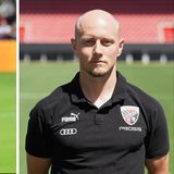 Mittelfeldspielerin Lina Magull ist mit Luca Schuster, Fitnesstrainer beim Drittligisten FC Ingolstadt, liiert. Viel mehr ist über ihr Privatleben allerdings nicht bekannt