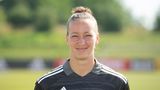 Torhüterin Almuth Schult, 31, ist seit April 2020 Mutter von Zwillingen. Ihr damaliger Verein VfL Wolfsburg gratulierte Schult damals via Twitter. Die Zweijährigen sind auch bei der EM in England dabei: Sie wohnen mit im Teamhotel und waren auch beim Training in Brentford dabei. Die Kinder spielten mit Betreuung auf dem Gelände des Grashoppers Rugby Football Clubs, während die Ersatzkeeperin der DFB-Frauen in der prallen Sonne ihre Einheit absolvierte. Die anwesenden Medienvertreter wurden vom DFB gebeten, den Jungen und das Mädchen nicht zu filmen oder fotografieren, um deren Privatsphäre zu schützen.  Schult soll verheiratet sein und in ihrem niedersächsischen Heimatort wohnen. Im April wurde ihr Wechsel zu Angel City FC bekannt, einem Klub der US-amerikanischen Frauenfußball-Liga NWSL. Nach der EM steht also wohl ein Umzug nach Los Angeles an.