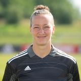 Torhüterin Almuth Schult, 31, ist seit April 2020 Mutter von Zwillingen. Ihr damaliger Verein VfL Wolfsburg gratulierte Schult damals via Twitter. Die Zweijährigen sind auch bei der EM in England dabei: Sie wohnen mit im Teamhotel und waren auch beim Training in Brentford dabei. Die Kinder spielten mit Betreuung auf dem Gelände des Grashoppers Rugby Football Clubs, während die Ersatzkeeperin der DFB-Frauen in der prallen Sonne ihre Einheit absolvierte. Die anwesenden Medienvertreter wurden vom DFB gebeten, den Jungen und das Mädchen nicht zu filmen oder fotografieren, um deren Privatsphäre zu schützen.  Schult soll verheiratet sein und in ihrem niedersächsischen Heimatort wohnen. Im April wurde ihr Wechsel zu Angel City FC bekannt, einem Klub der US-amerikanischen Frauenfußball-Liga NWSL. Nach der EM steht also wohl ein Umzug nach Los Angeles an.