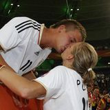 Alexandra Popp hält ihr Privatleben recht privat. Auf ihrem Instagram-Account taucht meist nur ihr Hund an ihrer Seite auf. 2011 entstand allerdings diese Foto nach einem Spiel mit ihrem Freund Patrick. Ob die beiden heute noch ein Paar sind, ist nicht bekannt.