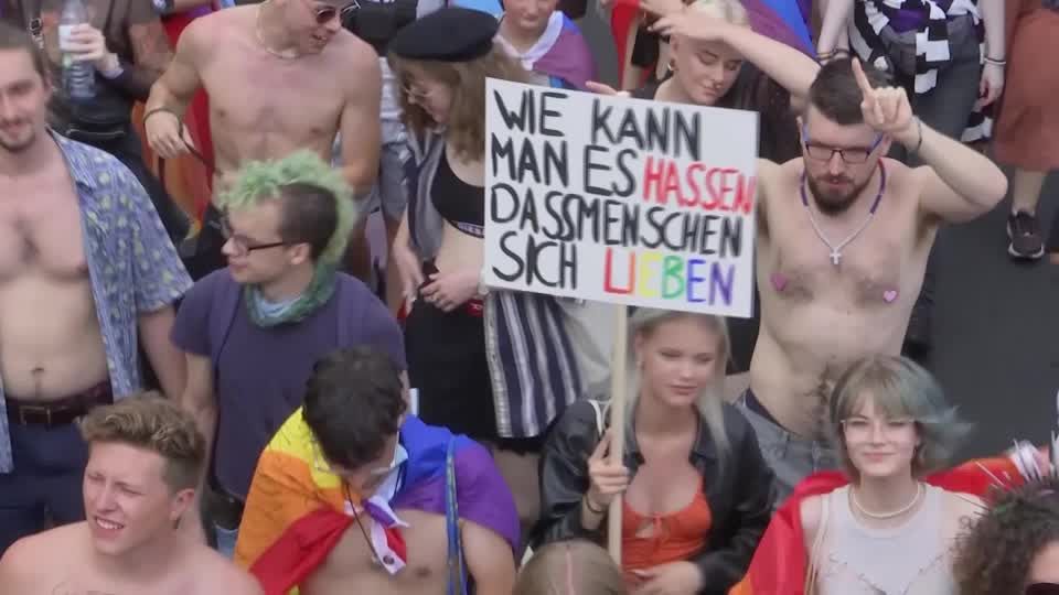 Video: "Vereint in LIEBE!" - CSD-Pride-Parade zieht durch Berlin Video: "Vereint in LIEBE!" - CSD-Pride-Parade zieht durch Berlin