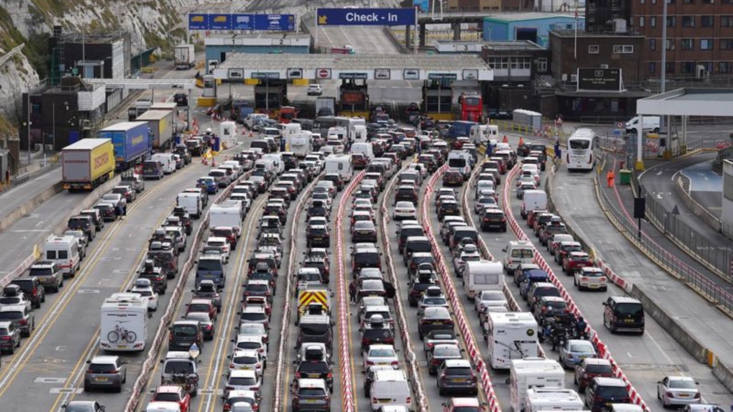 Autos stehen an der Abfertigung im Hafen von Dover zu Beginn der Sommerferien in England und Wales Schlange. Foto: Gareth Fuller
