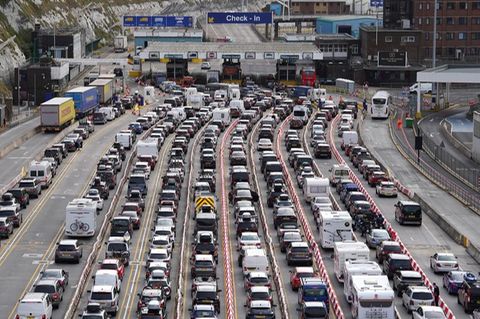 Autos stehen an der Abfertigung im Hafen von Dover zu Beginn der Sommerferien in England und Wales Schlange. Foto: Gareth Fuller