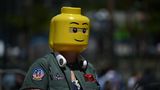 San Diego, USA. Beim Cosplay können Menschen ihren Comic- und Filmhelden nacheifern. Die Kombination "Lego-Figur mit 'Top Gun'-Jacke" dürfte aber selbst auf dem Szenetreffen Comic-Con in der südkalifornischen Stadr eher selten sein.