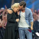 "Dieser Auftritt wird in die Geschichte eingehen", kündigte Schlager-Star Nicole in einem Clip an. Und schon da wirkt sie sehr emotional. Die Gewinnerin des Grand Prix 1982 hatte im Frühjahr ihre Brustkrebs-Erkrankung öffentlich gemacht. Die Fans jubeln und klatschen nach ihrer Darbietung von "Ich bin zurück" minutenlang. Mit zittrigen Händen schlägt die Sängerin eine Hand vor den Mund, Tränen fließen und Florian Silbereisen nimmt sie tröstend in den Arm. "Bin da", raunt er ihr zu. "Mir geht es wieder richtig gut und es tut gut, euch alle zu sehen", erklärt Nicole. Sie liefert den emotionalen Höhepunkt des Abends.