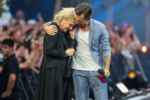 "Dieser Auftritt wird in die Geschichte eingehen", kündigte Schlager-Star Nicole in einem Clip an. Und schon da wirkt sie sehr emotional. Die Gewinnerin des Grand Prix 1982 hatte im Frühjahr ihre Brustkrebs-Erkrankung öffentlich gemacht. Die Fans jubeln und klatschen nach ihrer Darbietung von "Ich bin zurück" minutenlang. Mit zittrigen Händen schlägt die Sängerin eine Hand vor den Mund, Tränen fließen und Florian Silbereisen nimmt sie tröstend in den Arm. "Bin da", raunt er ihr zu. "Mir geht es wieder richtig gut und es tut gut, euch alle zu sehen", erklärt Nicole. Sie liefert den emotionalen Höhepunkt des Abends.