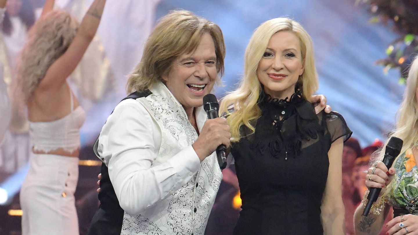 "Schlager-Comeback": Vor Kurzem kündigte Jürgen Drews noch sein Karriereende an, aber das hindert den 77-Jährigen nicht daran, bei Silbereisens "Schlagercomeback"-Show dabei zu sein. Und seinen Auftritt widmet der "König von Mallorca" nur einer Frau: seiner Ramona. "Ich lebe mit Ramona auf der Sonnenseite des Glücks", gurrt der Schlagerbarde in einem Clip vor seinem Auftritt. Ab Ende 2022 hat er ganz viel Zeit für seine Liebste und die Familie. Vor Kurzem kündigte Jürgen Drews noch sein Karriereende an, aber das hindert den 77-Jährigen nicht daran, bei Silbereisens "Schlagercomeback"-Show dabei zu sein. Und seinen Auftritt widmet der "König von Mallorca" nur einer Frau: seiner Ramona. "Ich lebe mit Ramona auf der Sonnenseite des Glücks", gurrt der Schlagerbarde in einem Clip vor seinem Auftritt. Ab Ende 2022 hat er ganz viel Zeit für seine Liebste und die Familie.