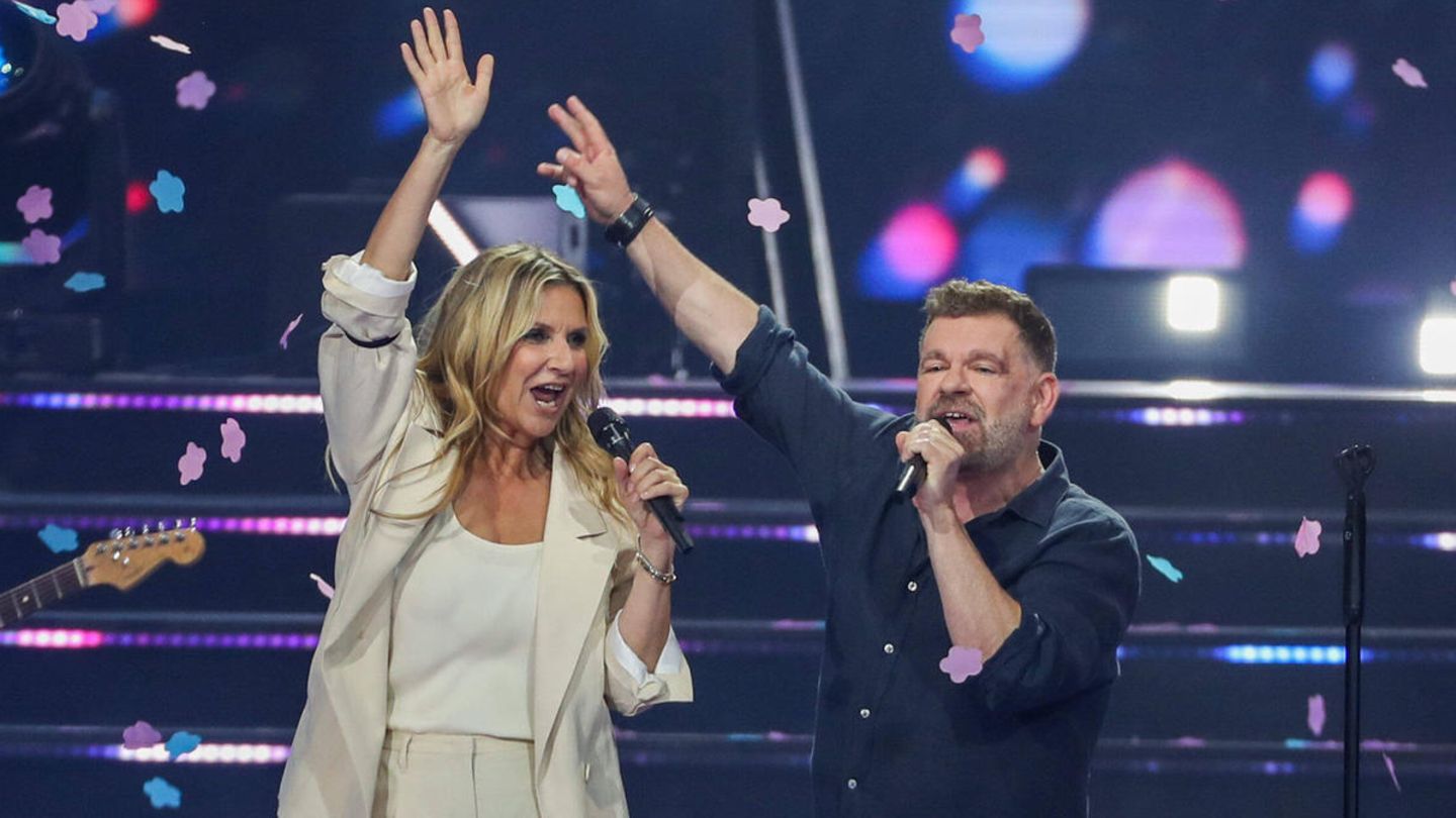 "Schlager-Comeback": Nervenflattern bei Peter Plate und Kim Fisher. Der Ex-"Rosenstolz"-Sänger und die Moderatorin performen bei Florian Silbereisen ihren Song "Ich bin da" und der Moderator kündigt die zwei mit den Worten "Sie sind von Lampenfieber geplagt" an. Am Freitag hat Fisher ihr Album "Was fürs Leben" veröffentlicht. In den vergangenen Jahren kennt man sie vor allem für ihre Moderation der Talk-Show "Riverboat". Nervenflattern bei Peter Plate und Kim Fisher. Der Ex-"Rosenstolz"-Sänger und die Moderatorin performen bei Florian Silbereisen ihren Song "Ich bin da" und der Moderator kündigt die zwei mit den Worten "Sie sind von Lampenfieber geplagt" an. Am Freitag hat Fisher ihr Album "Was fürs Leben" veröffentlicht. In den vergangenen Jahren kennt man sie vor allem für ihre Moderation der Talk-Show "Riverboat".