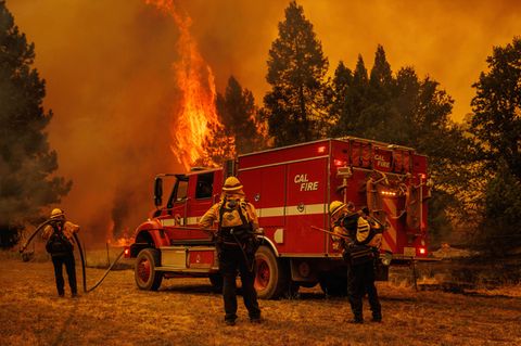 Feuerwehrleute bereiten ihren Einsatz für Löscharbeiten während der Waldbrände vor