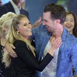 Die Chemie stimmt immer noch! Florian Silbereisen begrüßt am Ende seiner Show Schlager-Superstar und Ex-Freundin Helene Fischer. Es ist der erste große Auftritt nach ihrer Baby-Pause. Dabei kündigt Fischer an, 2023 auf große Tournee zu gehen. Richtig emotional wird es nach ihrem dritten Song "Luftballon". Ihn widmet die Sängerin einem Menschen, den sie verloren hat. Mit einem Luftkuss gen Himmel endet er und als Silbereisen auf die Bühne kommt, kämpft Fischer sichtlich mit den Tränen. Feuchtfröhlich wird es beim großen Finale, dem kann auch der Moderator nicht entgehen.