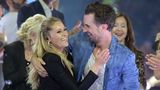 Die Chemie stimmt immer noch! Florian Silbereisen begrüßt am Ende seiner Show Schlager-Superstar und Ex-Freundin Helene Fischer. Es ist der erste große Auftritt nach ihrer Baby-Pause. Dabei kündigt Fischer an, 2023 auf große Tournee zu gehen. Richtig emotional wird es nach ihrem dritten Song "Luftballon". Ihn widmet die Sängerin einem Menschen, den sie verloren hat. Mit einem Luftkuss gen Himmel endet er und als Silbereisen auf die Bühne kommt, kämpft Fischer sichtlich mit den Tränen. Feuchtfröhlich wird es beim großen Finale, dem kann auch der Moderator nicht entgehen.