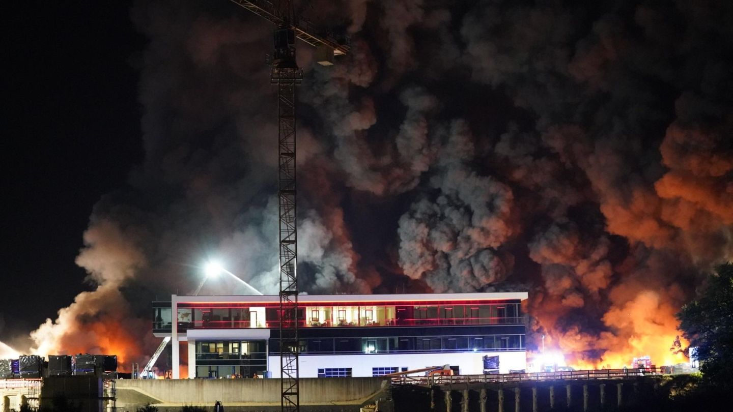Das Gelände eines Reifenherstellers in Gammertingen stand in der Nacht in Flammen