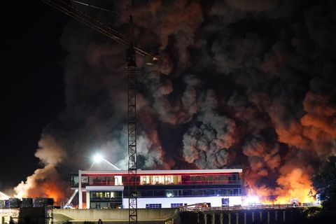 Das Gelände eines Reifenherstellers in Gammertingen stand in der Nacht in Flammen