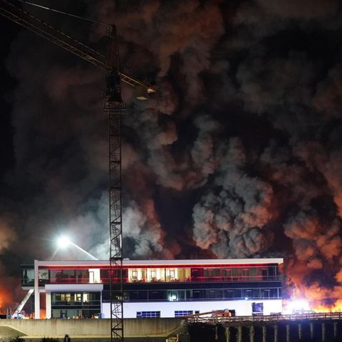 Das Gelände eines Reifenherstellers in Gammertingen stand in der Nacht in Flammen