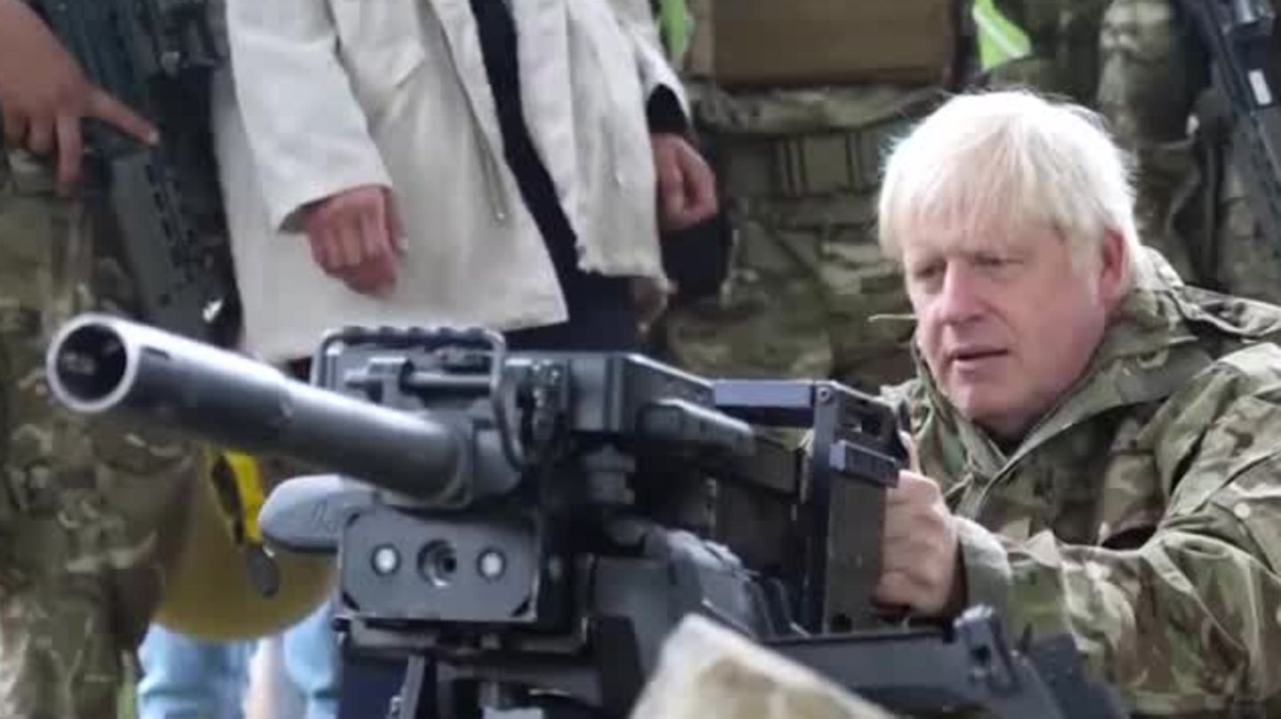 Boris Johnson takes part in training for soldiers from Ukraine