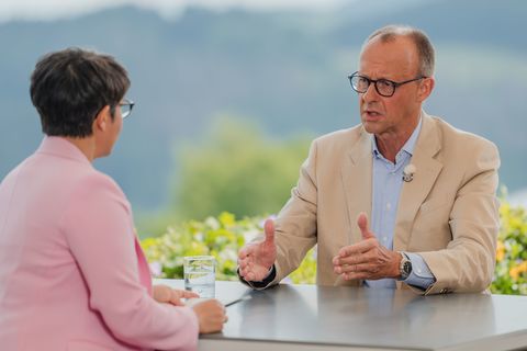 ZDF-Moderatorin Shakuntala Banerjee spricht beim «Berlin-Direkt» ZDF-Sommerinterview mit dem CDU-Vorsitzenden Friedrich Merz