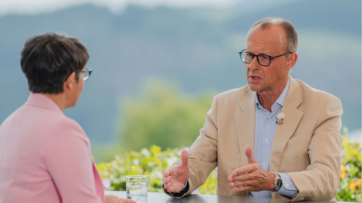 ZDF-Moderatorin Shakuntala Banerjee spricht beim «Berlin-Direkt» ZDF-Sommerinterview mit dem CDU-Vorsitzenden Friedrich Merz
