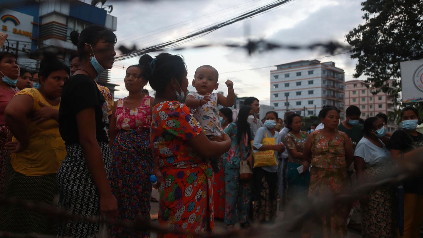 Familienangehörige warten auf Häftlinge vor dem Insein-Gefängnis in Yangon