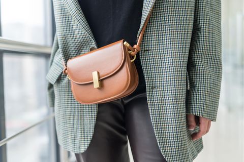 Frau trägt vegane Handtasche.