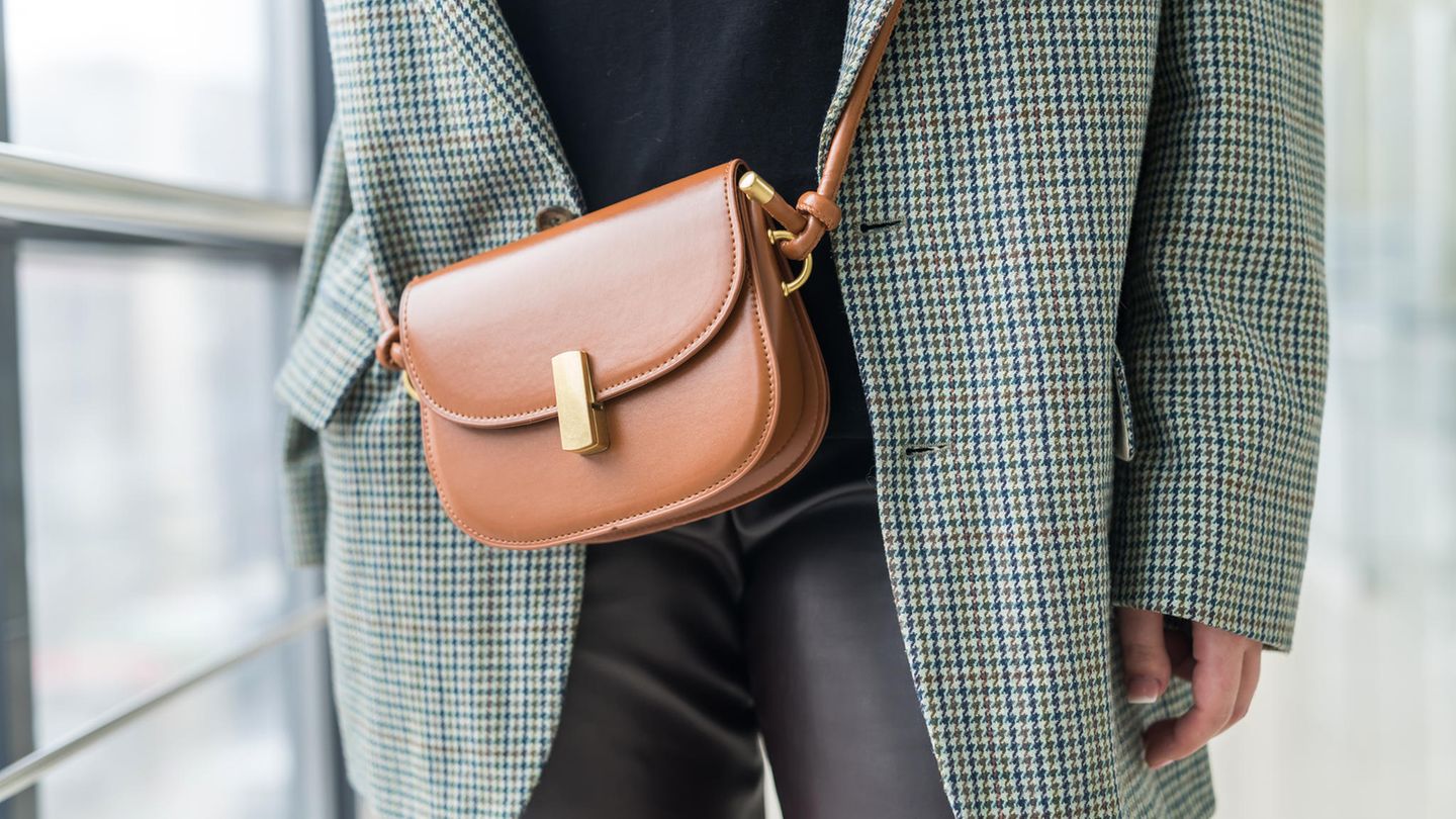 Frau trägt vegane Handtasche.