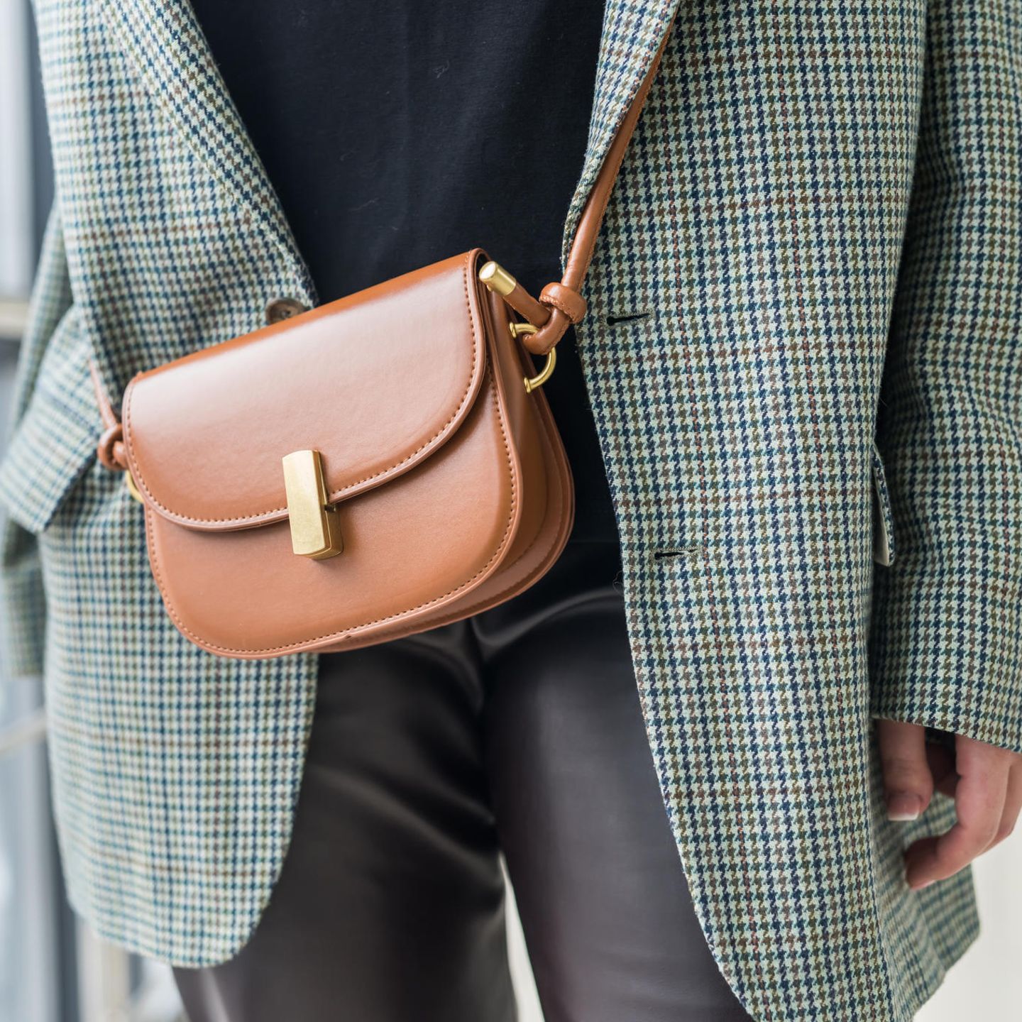 Frau trägt vegane Handtasche.