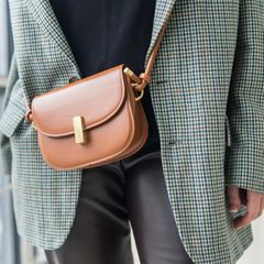 Frau trägt vegane Handtasche.