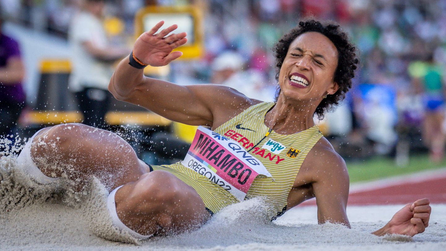 Goldsprung von Malaika Mihambo. Sie landet mit verzerrtem Gesicht in der Weitsprung-Grube