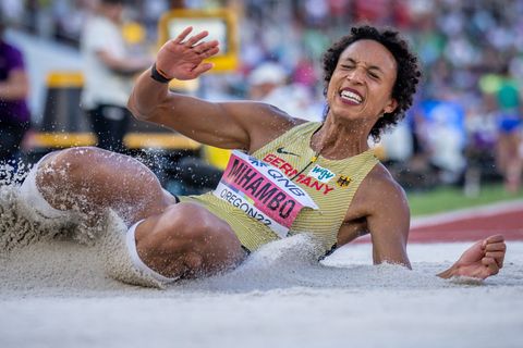 Goldsprung von Malaika Mihambo. Sie landet mit verzerrtem Gesicht in der Weitsprung-Grube