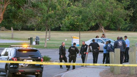 Polizeikräfte stehen nach einer Schießerei in einem Park in Los Angeles