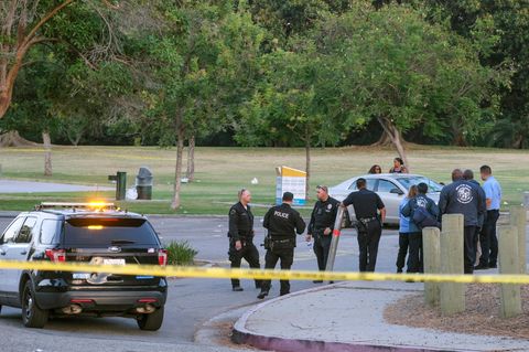 Polizeikräfte stehen nach einer Schießerei in einem Park in Los Angeles