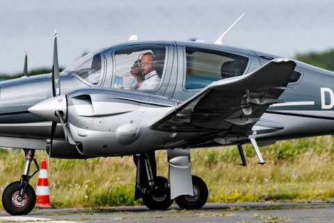 CDU-Chef Friedrich Merz und seine Frau Charlotte sind mit ihrem Privatflieger zur Lindner-Hochzeit