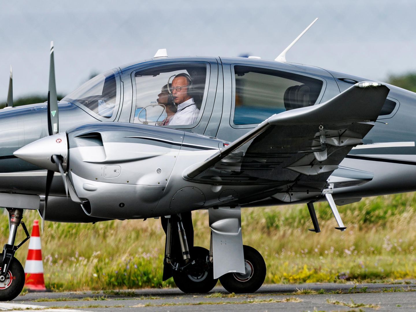 Friedrich Merz verteidigt Privat-Flug zur Lindner-Hochzeit | STERN.de