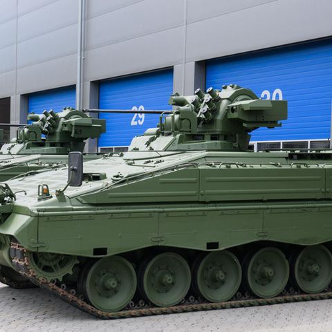 Wieder aufbereitete Marder-Schützenpanzer stehen im Rheinmetall-Werk in Unterlüß, Niedersachsen