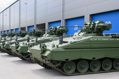 Wieder aufbereitete Marder-Schützenpanzer stehen im Rheinmetall-Werk in Unterlüß, Niedersachsen