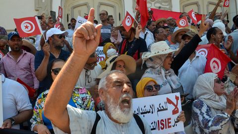Anhänger der Ennahda-Partei demonstrieren auf der Avenue Habib Bourguiba gegen das Verfassungsreferendum