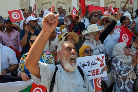 Anhänger der Ennahda-Partei demonstrieren auf der Avenue Habib Bourguiba gegen das Verfassungsreferendum