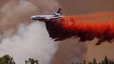 Ein Flugzeug wirft Löschmittel auf das Oak Fire in Mariposa County ab.
