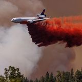 Ein Flugzeug wirft Löschmittel auf das Oak Fire in Mariposa County ab.