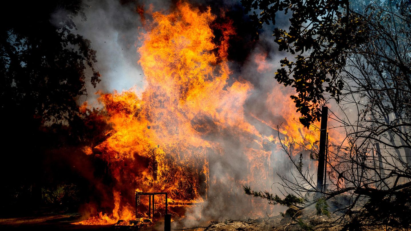 Die Flammen verzehren ein Haus in der Triangle Road in Mariposa County. Das sogenannte Oak Fire wütet vor allem im Bezirk Mariposa östlich von San Francisco und hat bereits zehn Häuser zerstört und fünf weitere beschädigt.
