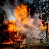 Die Flammen verzehren ein Haus in der Triangle Road in Mariposa County. Das sogenannte Oak Fire wütet vor allem im Bezirk Mariposa östlich von San Francisco und hat bereits zehn Häuser zerstört und fünf weitere beschädigt.