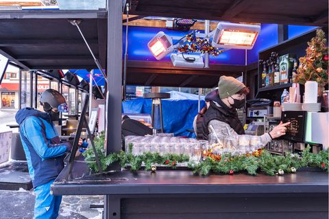 Ein Skifahrer holt sich an der "Fire & Ice Bar" ein Getränk