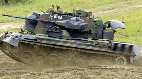Ein Flugabwehrpanzer vom Typ Gepard fährt auf dem Truppenübungsplatz