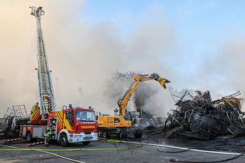 Löscharbeiten Brand Reifenhändler Gammertingen