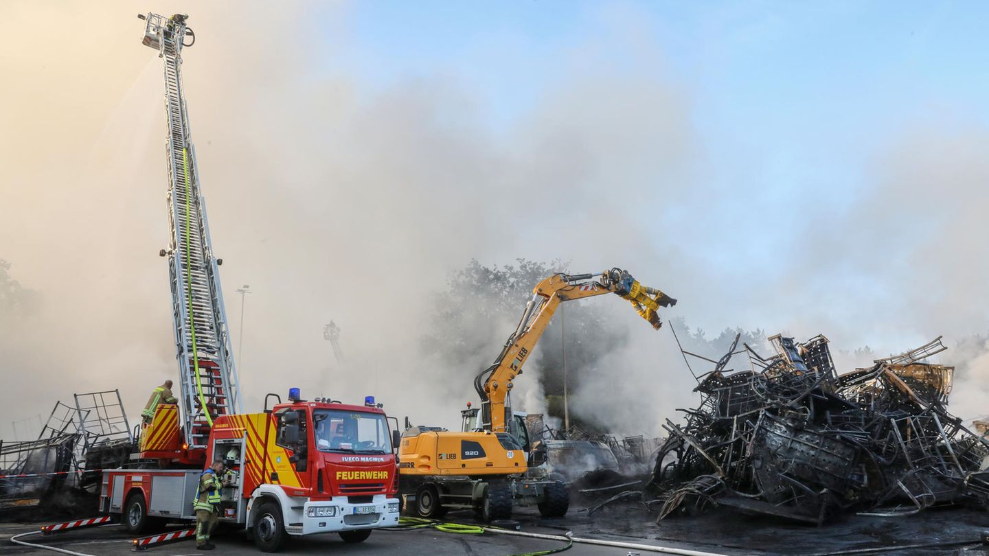 Löscharbeiten Brand Reifenhändler Gammertingen