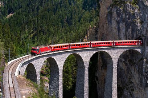 Ein Zug fährt am Landwehr-Viadukt in den Schweizer Alpen
