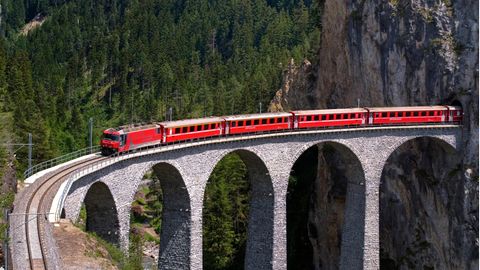 Ein Zug fährt am Landwehr-Viadukt in den Schweizer Alpen