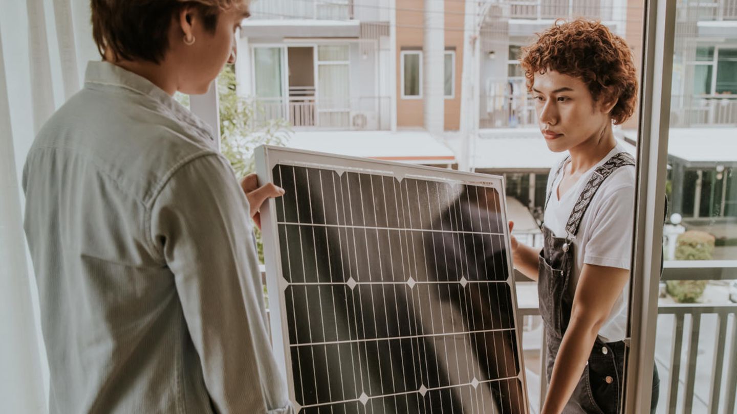 Balcony solar: This is what you need to know about balcony “solar power plants”.