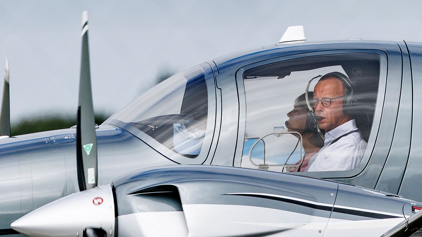CDU-Chef Friedrich Merz und seine Frau Charlotte sind mit ihrem Privatflieger auf Sylt gelandet